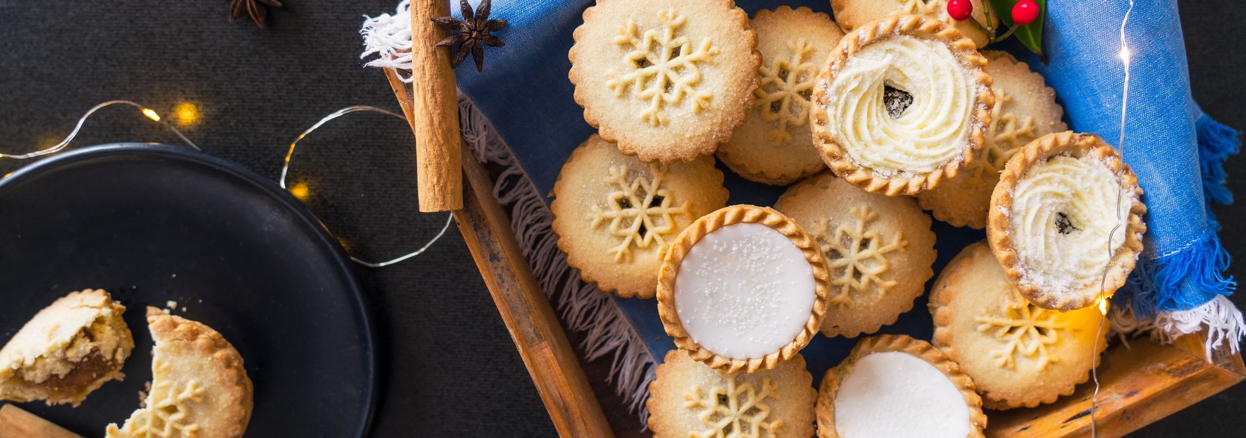 traditional-english-festive-pastry-mince-pies-in-w-2022-11-15-16-54-49-utc.jpg